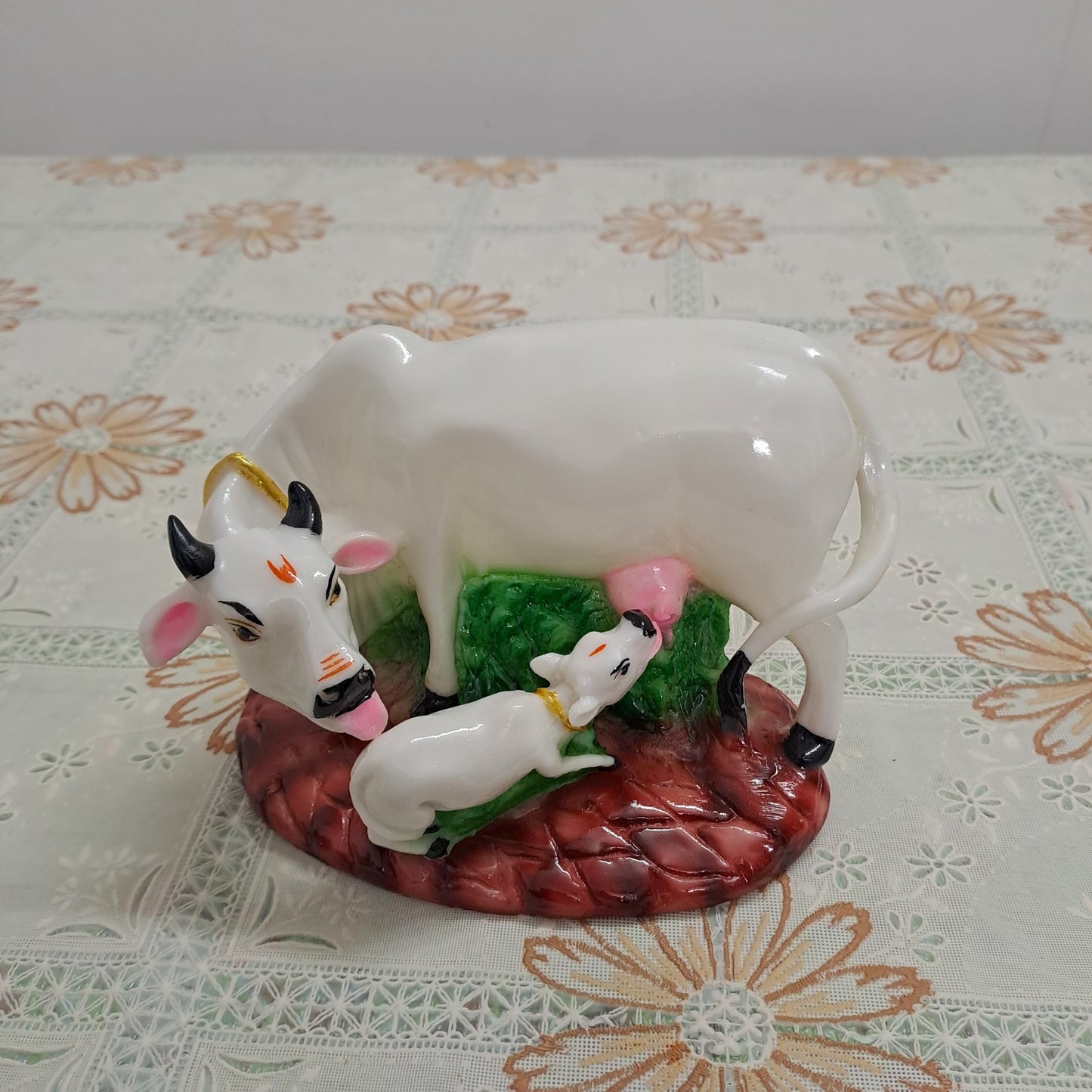 7" White Resin Cow & Calf Idol