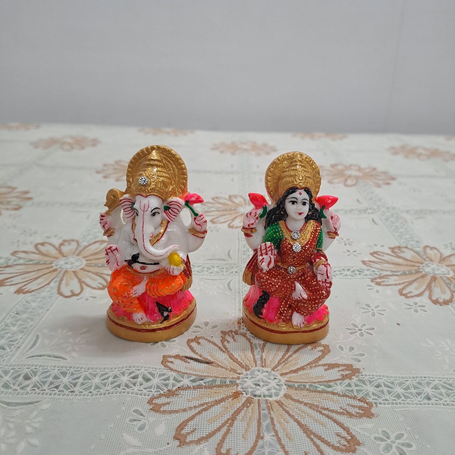 Rajasthani Duniyaa Laxmi Ganesh Murti on 6x4 Inch Marble Chowki