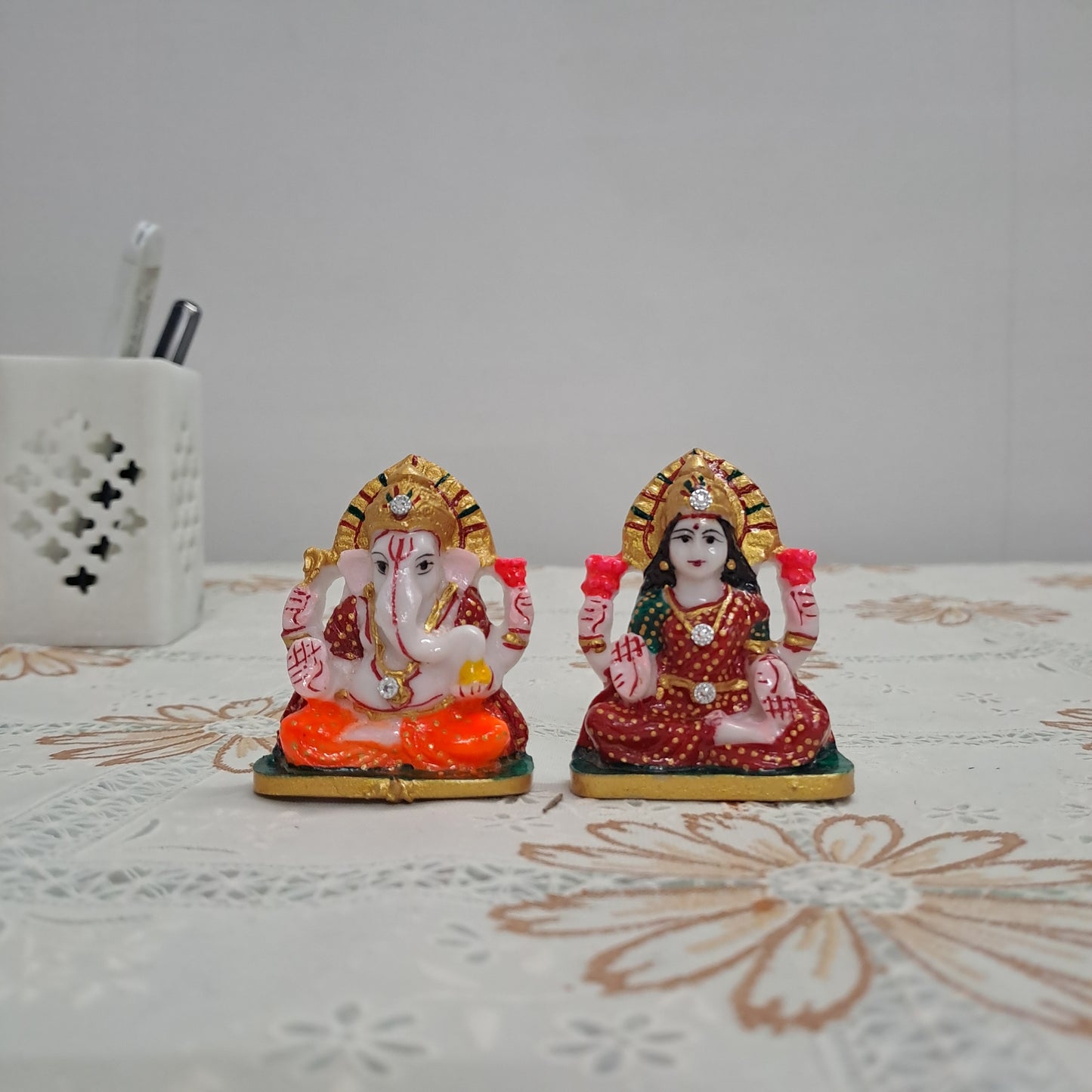 Rajasthani Duniyaa Laxmi Ganesh Resin Murti on 6x4 Inch Marble Chowk