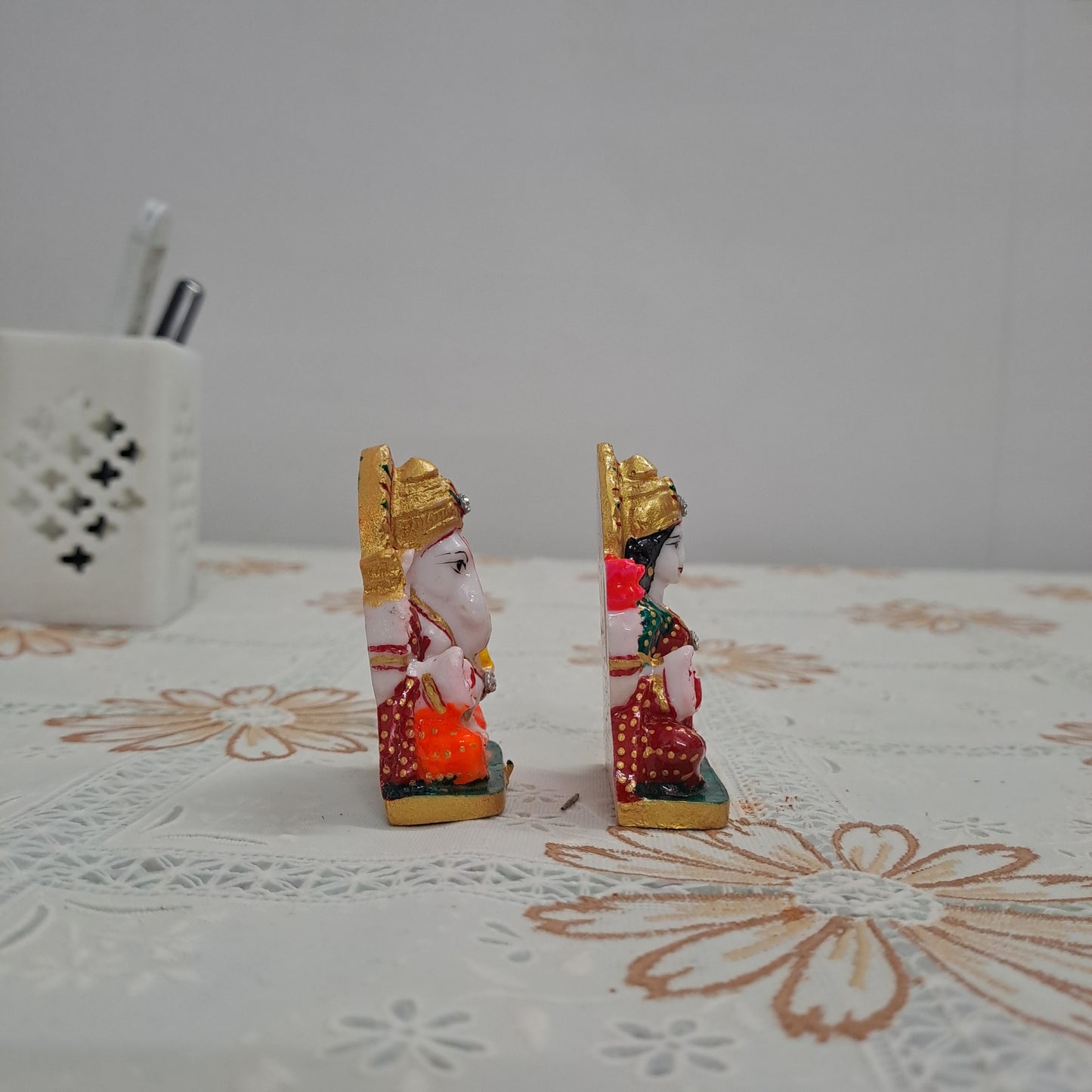 Rajasthani Duniyaa Laxmi Ganesh Resin Murti on 6x4 Inch Marble Chowk