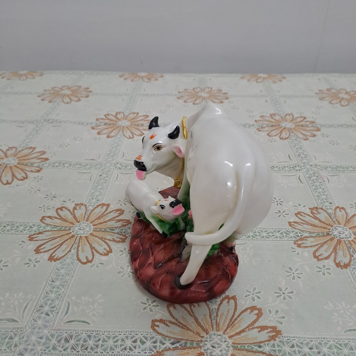 7" White Resin Cow & Calf Idol